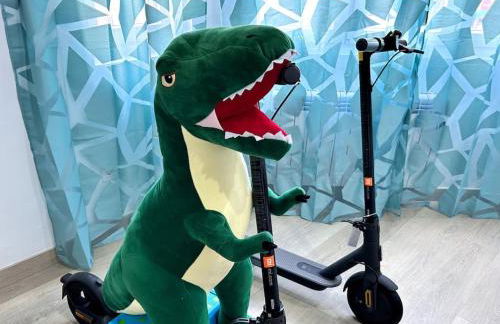 LUJO Parking, Proyector, Maquinita y Patinetes - Foto 14