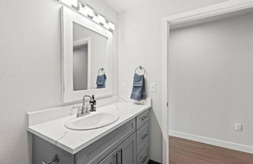 King Bed - J and K on Main Luxury Apartment 306 - Foto 17