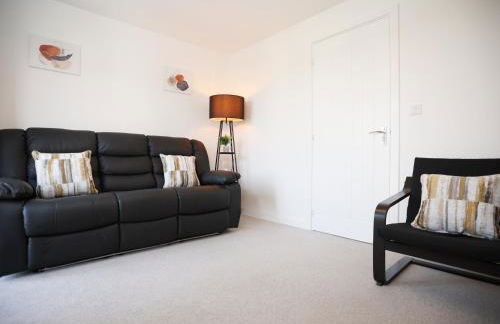 Gregor Place Modern four Bedroom House in Calne with Private Parking, perfect for teams or families staying in the area, Long stays welcome - Photo 26