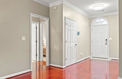 Private Fenced Yard • Sleeps 10 • Mins to Malls - Foto 6