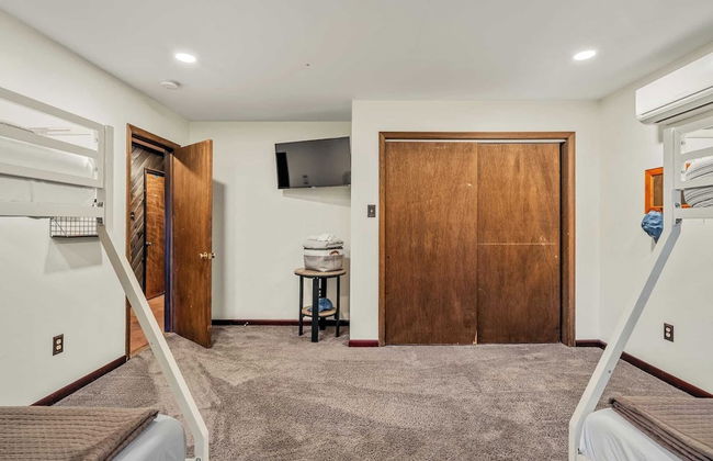 Sky View Chalet by Avantstay Stunning Interior, Spacious Deck, Hot Tub, & View - Photo 51