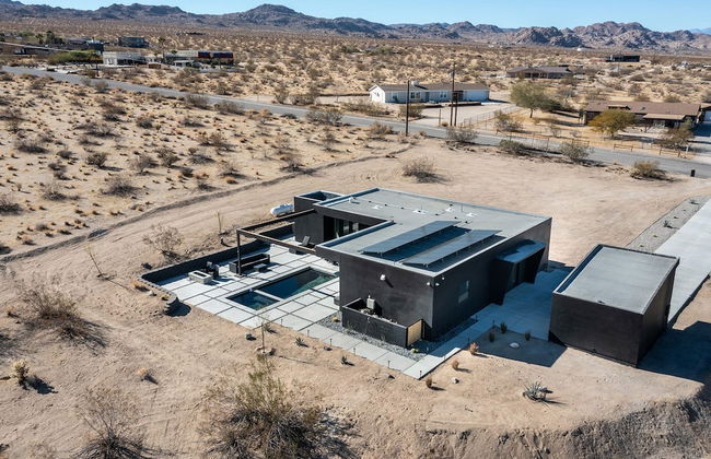 Luxe Modern Escape w Pool Hot Tub Firepit Desert View Lassen by Avantstay - Photo 37