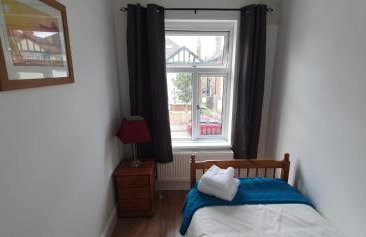 Lovely 3 Bedrooms Flat Near Romford Station With Free Parking - Foto 23