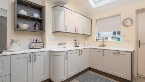 Sleeps 6 4 bedrooms 2 minute walk to the Square Hosted Happy Valley Cast - Foto 2, dishwasher