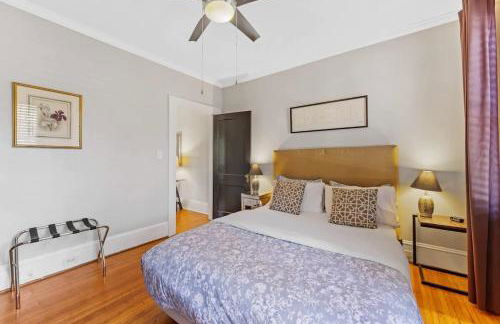 Contemporary 2BR in Myers Park with Screened Porch - Foto 24