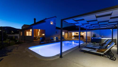 Beautiful Holiday Home "Villa Luka" - Foto 2, sunbed