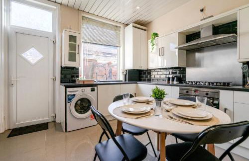 Westfield House, 2BR Sleeps 6, Oldham - Photo 7