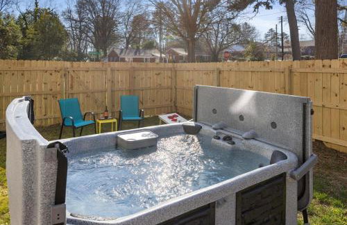 Bancroft Bungalow - Hot Tub, Fire Pit - Near Uptown - Foto 15