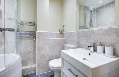 Spacious & Modern 2 Bed sleeps 5 in Walthamstow - Foto 16