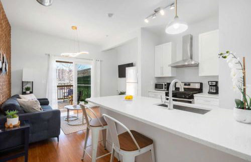 Jennifer's Chic 2nd Floor Apt Private Deck w Views - Photo 3