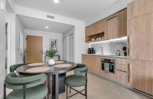 Modern Chic 1BR Downtown with Rooftop Pool & Views - Foto 13