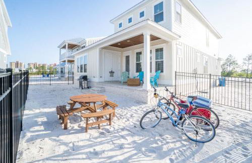 ~Spacious home near beach w/ game room and community pool~ - Photo 12