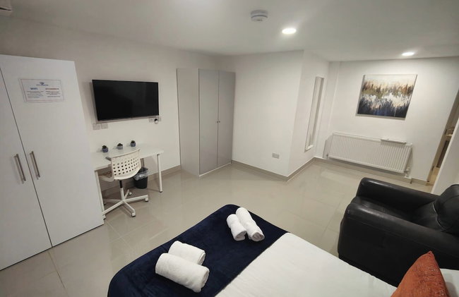 Luxurious 3 bed Ensuites & kitchenettes Nr LGI Hospital & Uni - Free 5G WIFI & Netflix Short Stays - Contractors Free Parking - Foto 2