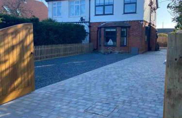 Blissful 4-Bedroom Home with Hot tub - Foto 2