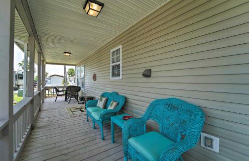 Deck and Pool Access Long Island Village Escape! - Foto 17