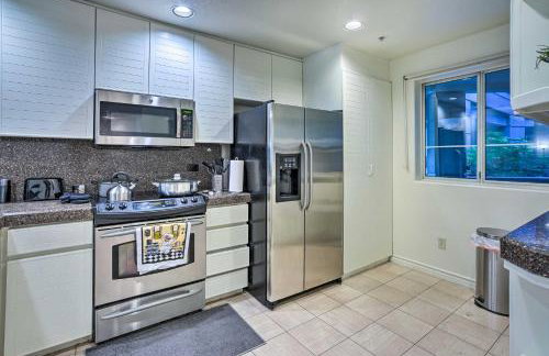 Serene Irvine Retreat with Heated Pool Access! - Foto 8