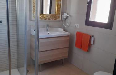 Apartamento con terraza y jardín - Photo 16