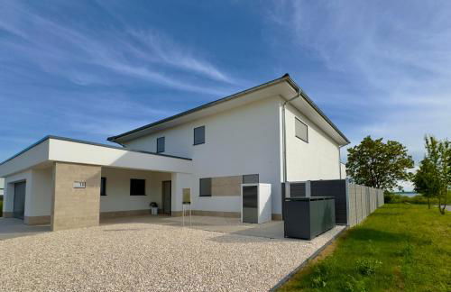 luxuriöse Villa Möwengeflüster - 220qm große Ferienwohnung für bis zu 8 Gästen mit Sauna direkt am Goitzschesee - Foto 3