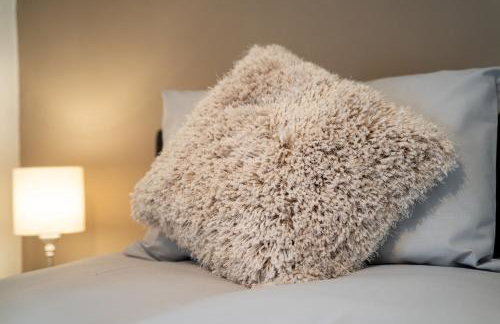 Cosy 3-Bed House With Parking, 5 Mins to QE & Uni - Photo 62