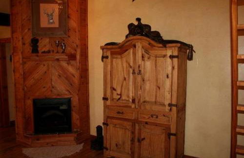 Charming Cabin Stay for Six Nestled Amid Central Texas' Wildlife in Buda - Foto 4