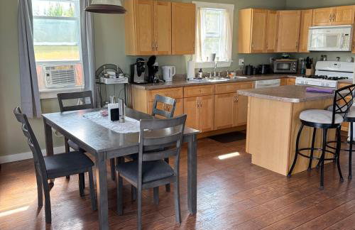 Private 2 Bedroom Lofted Garage Getaway - Foto 26