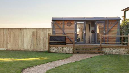 Holly Lodge - Quirky Shepherd's Hut With Hot Tub - Bespoke Made From A Salvaged Railway Carriage - Foto 4, Garden, Garden view