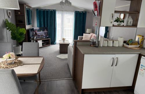 LuxeHaven at Tattershall Lakes Park with Hot Tub - Foto 45