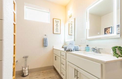 RiverWalk PentHouse Oasis w/Free Parking Gym Pool - Photo 46