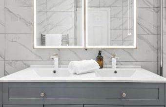 Spacious 6BR - City Hub & Parking - Sleeps 13 - Photo 30