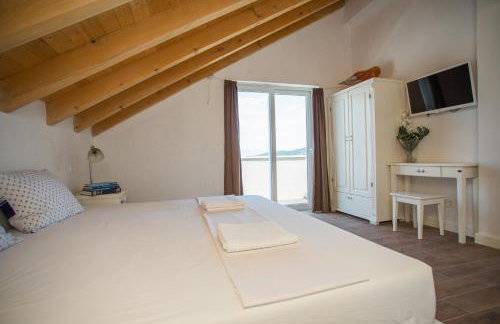 Captain's Attic - Photo 20