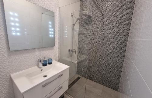 Villa Madison, Spacious Sea View Apartments Near Zadar with heated pool - Photo 63