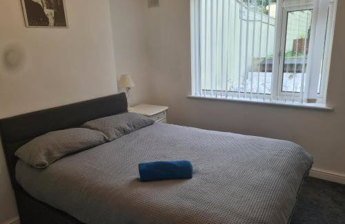 L & J ESCAPES-4 BEDROOMs SUITABLE FOR CONTRACTORS AND FAMILIES- LARGE PRIVATE PARKING-10 MINUTES TO M6 JUNCTION 9 - Photo 18