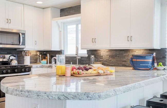 Surfrider II by Avantstay Walk to the Beach + Balcony - Photo 13