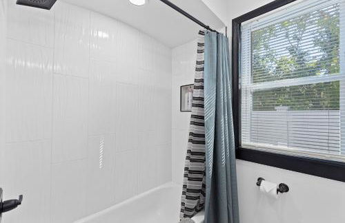 Dark House With HotTub TV in Rooms - Foto 7