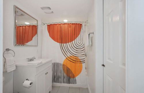 Massive Mid-Century Marvel 5 Bedrooms and Parking - Foto 30