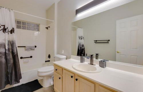 6 Mi to Vegas Strip City-View Gem with Pool Access - Foto 15