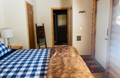 Adventure Awaits 3King Bed,2Bath Log Cabin in heart of Duck Creek Village! - Foto 15