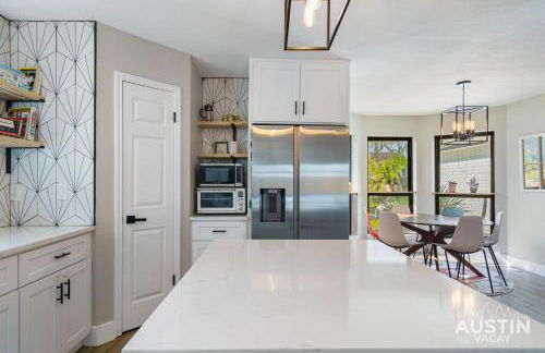 Family 3BR 2BA Home Near Charming Main Street w Cowboy Pool by Austin Vacay - Foto 16