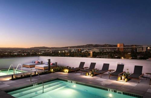 Modern 1BR LA l Workspace Pool Gym - Foto 9