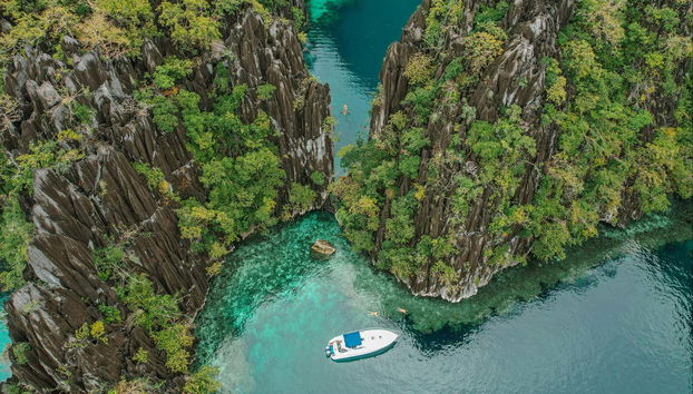 Yacht près de l'île de Coron