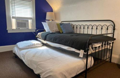 House with 11 Beds Sleeps 14 with Off Street Parking - Foto 16