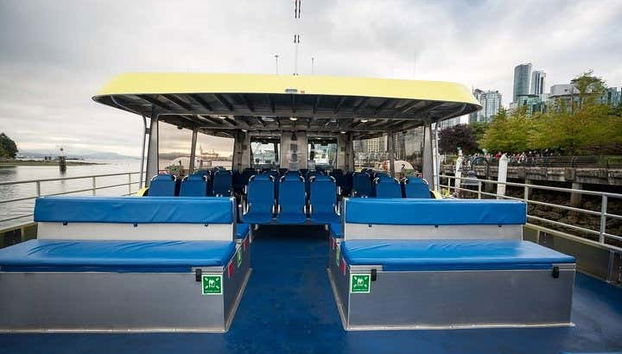 Assentos no convés do barco