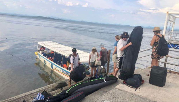 Traslado hasta Potosí en lancha rápida por el Golfo de Fonseca - Foto 4, Subiendo las maletas a la lancha