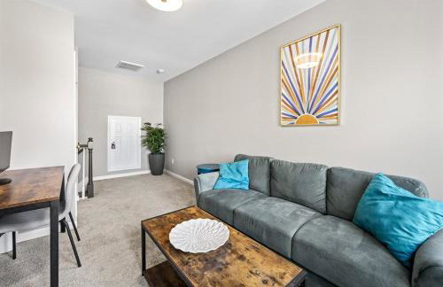 2BR Home with Fenced Backyard, Minutes to Uptown - Foto 34