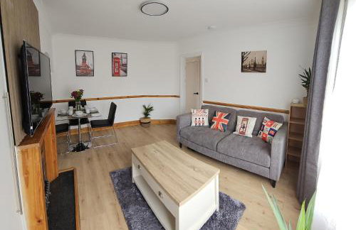 Spacious 4-Bed Home Free Parking, Private Garden - EcuaStay - Foto 2