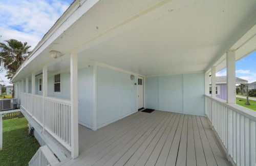 Beach Escape Close to Attractions and the Shore - Photo 3