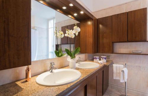 Villa Eugenia - Luxury Flat with Parking Space - Photo 13