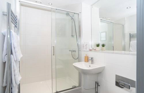 Brand New Skyline View 2BR Apartment with Pool Table - 21st Floor - Foto 9