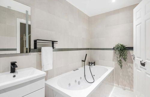 The Roost Group - 8-Bed Home, 5 Mins to M25&A13 - Foto 19