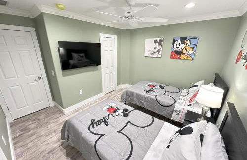 Brand NEW Modern Luxury wPrivate Pool Hot Tub BBQ Home Cinema 2 Miles to Disney - Foto 45